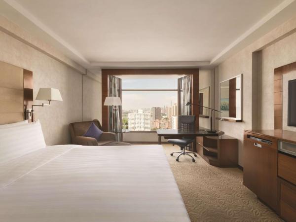 Shangri-La Shenzhen - Nearby Luohu Border, Outdoor Swimming Pool : photo 9 de la chambre suite lit king-size exécutive avec avantages club