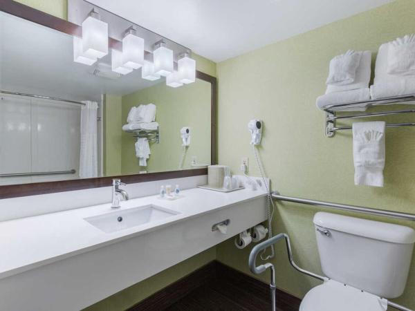 Coastal Hotel & Suites Virginia Beach - Oceanfront : photo 5 de la chambre suite lit king-size avec baignoire accessible aux personnes à mobilité réduite - non-fumeurs