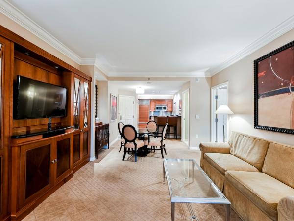 Signature Rental by Owner Direct : photo 10 de la chambre penthouse floor one-bedroom - strip view & balcony