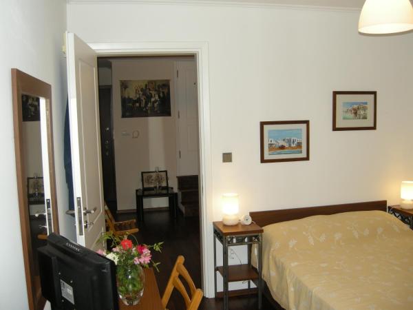 Veggie Garden Athens B&B : photo 4 de la chambre chambre double deluxe avec lit d'appoint