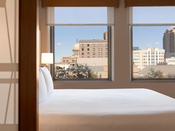 Hyatt Place Houston Downtown : photo 2 de la chambre chambre lit king-size avec canapé-lit - vue sur ville