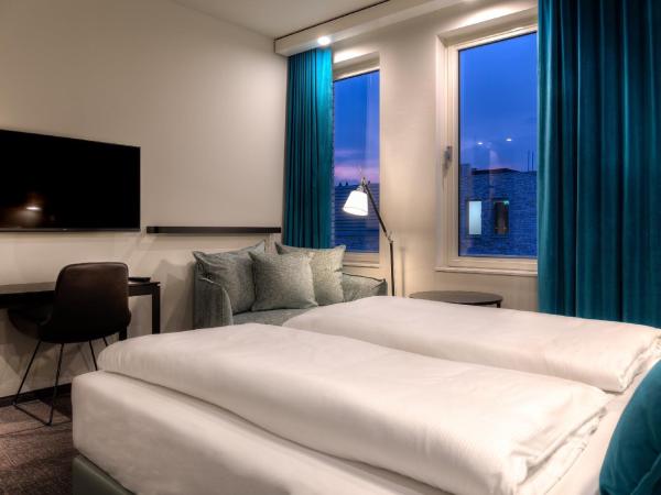 Motel One Amsterdam-Waterlooplein : photo 5 de la chambre chambre supérieure lit queen-size