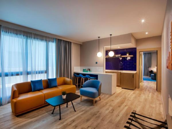 La Quinta by Wyndham Dubai Jumeirah : photo 4 de la chambre suite exécutive avec lit king-size et kitchenette - transfert gratuit vers plage la mer et station de métro burj khalifa/dubai mall