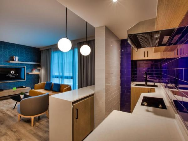 La Quinta by Wyndham Dubai Jumeirah : photo 6 de la chambre suite exécutive avec lit king-size et kitchenette - transfert gratuit vers plage la mer et station de métro burj khalifa/dubai mall