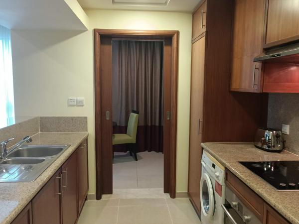 Ramada by Wyndham Downtown Dubai : photo 3 de la chambre hébergement 1 chambre lits jumeaux premium, avec balcon, vue sur centre-ville, non-fumeurs, transfert gratuit vers kite beach, dubai mall et station de métro
