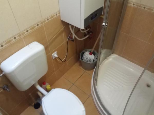 Budai Vám Apartmanház : photo 5 de la chambre chambre double avec salle de bains commune