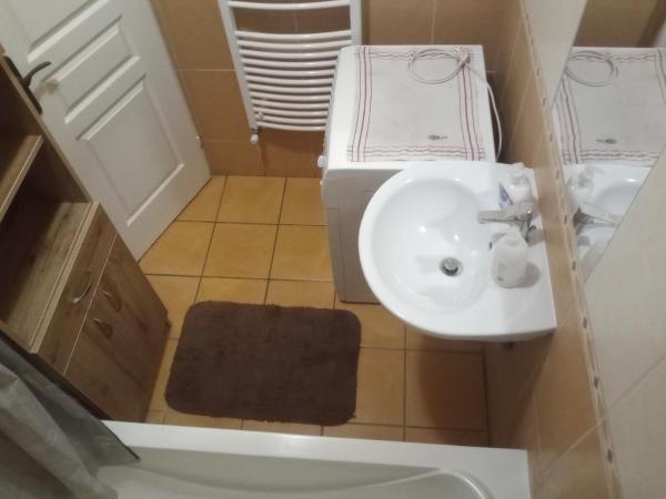 Budai Vám Apartmanház : photo 7 de la chambre chambre double avec salle de bains commune