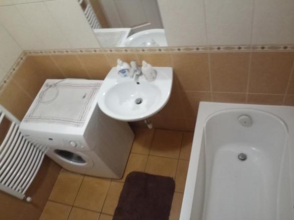 Budai Vám Apartmanház : photo 9 de la chambre chambre double avec salle de bains commune