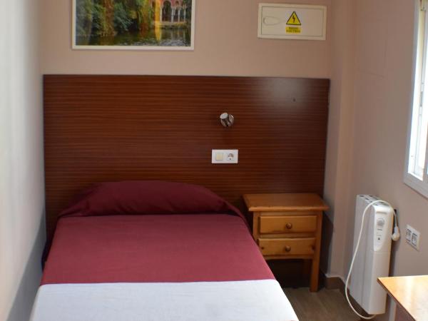 Hostal Alamare : photo 1 de la chambre chambre simple avec salle de bains extérieure privative