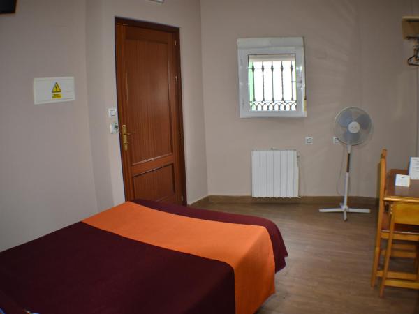 Hostal Alamare : photo 3 de la chambre chambre simple avec salle de bains extérieure privative