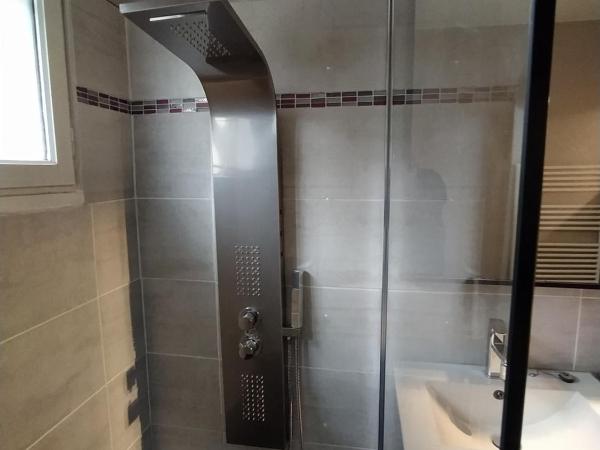Villa Alluro : photo 1 de la chambre 2 chambres doubles adjacentes avec salle de bains commune 