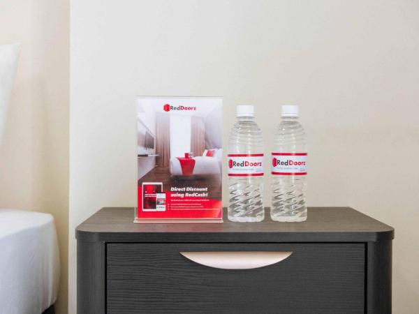 RedDoorz Syariah At Sedati : photo 4 de la chambre chambre double Économique