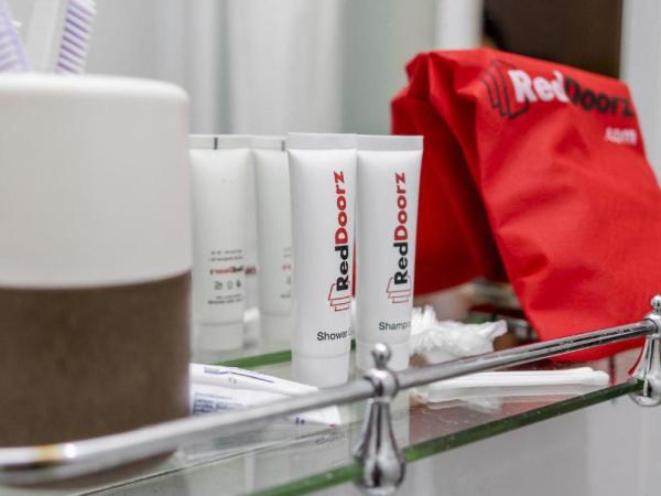 RedDoorz near Ciputra Golf Surabaya : photo 1 de la chambre chambre double Économique