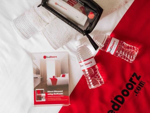 RedDoorz near Ciputra Golf Surabaya : photo 3 de la chambre chambre double Économique