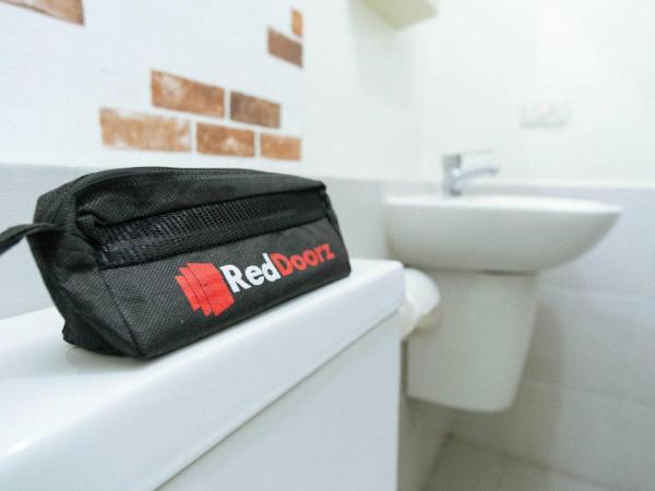 RedDoorz near Ciputra Golf Surabaya : photo 4 de la chambre chambre double Économique