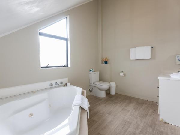 Le Chalet Suisse Motel Taupo : photo 3 de la chambre appartement 1 chambre deluxe avec baignoire spa - vue sur lac