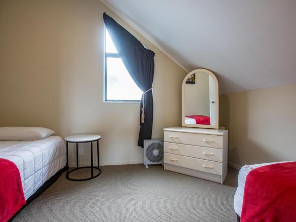 Le Chalet Suisse Motel Taupo : photo 2 de la chambre appartement familial 2 chambres - vue sur lac