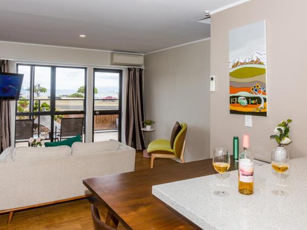 Le Chalet Suisse Motel Taupo : photo 2 de la chambre appartement 1 chambre premier avec baignoire spa - vue sur lac