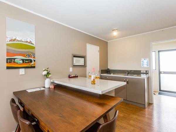 Le Chalet Suisse Motel Taupo : photo 3 de la chambre appartement 1 chambre premier avec baignoire spa - vue sur lac