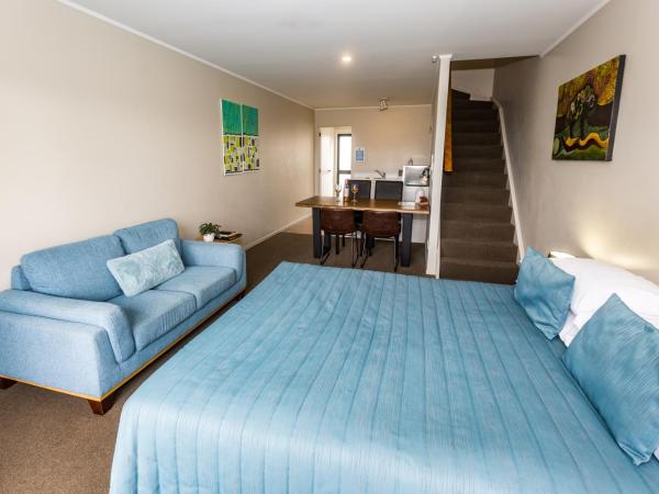 Le Chalet Suisse Motel Taupo : photo 6 de la chambre appartement 1 chambre deluxe avec baignoire spa - vue sur lac