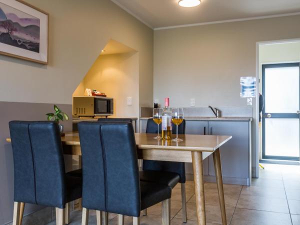 Le Chalet Suisse Motel Taupo : photo 8 de la chambre appartement 2 chambres premier avec baignoire spa - vue sur lac