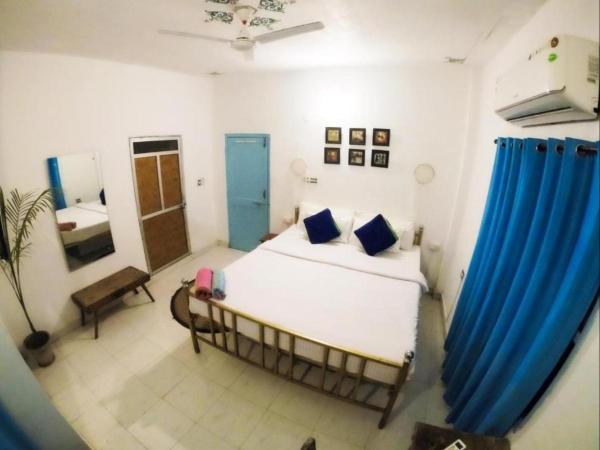 The Hostel Crown : photo 1 de la chambre suite room city palace view ac