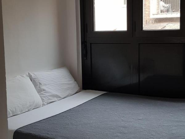 Barcelona Rooms 294 : photo 1 de la chambre petite chambre double avec salle de bains privative