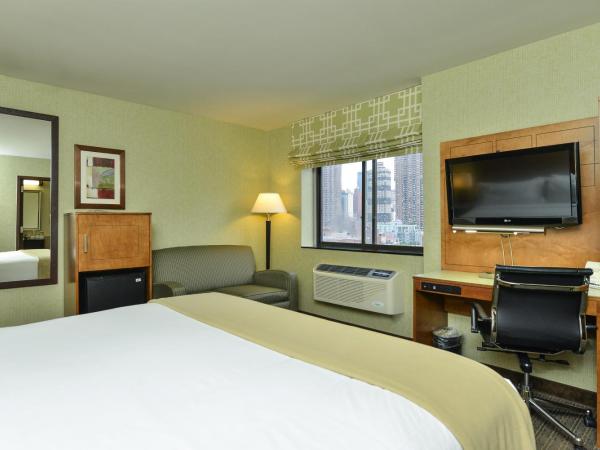 Holiday Inn Express Manhattan Midtown West, an IHG Hotel : photo 1 de la chambre chambre lit king-size avec canapé-lit