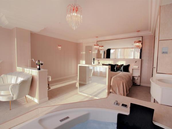 Paris j'Adore Hotel & Spa : photo 2 de la chambre hébergement prestige sublime avec jacuzzi