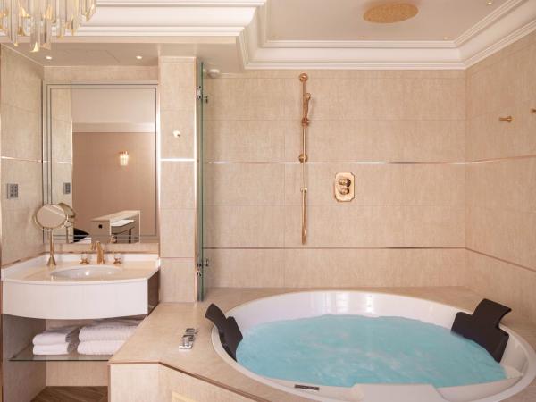 Paris j'Adore Hotel & Spa : photo 4 de la chambre hébergement prestige sublime avec jacuzzi