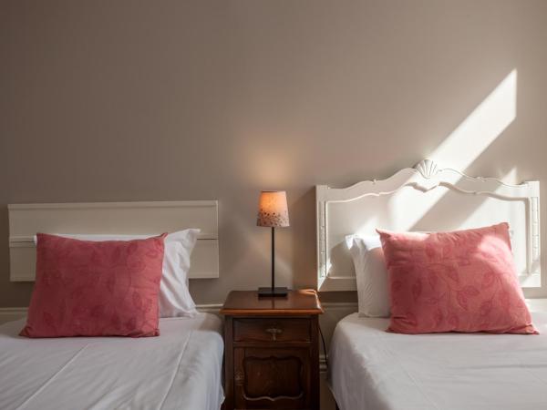 Being Porto Hostel : photo 3 de la chambre chambre lits jumeaux avec salle de bains privative séparée