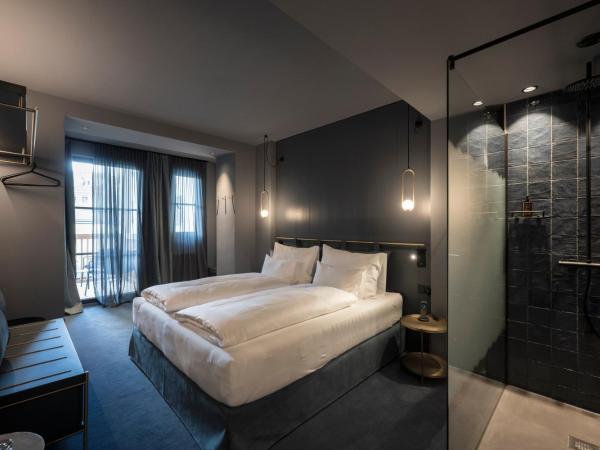 Altstadthotel Weisses Kreuz : photo 1 de la chambre chambre double avec balcon