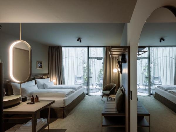 Altstadthotel Weisses Kreuz : photo 1 de la chambre chambre double avec patio