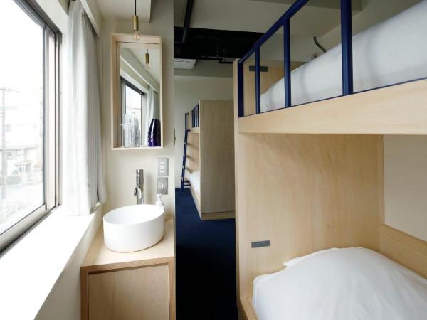 The Share Hotels Lyuro Tokyo Kiyosumi : photo 1 de la chambre chambre privée avec lits superposés et salle de bains commune