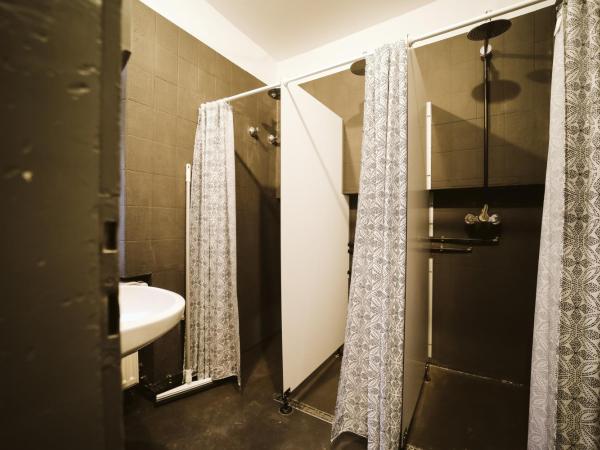 The Keep Eco Rooms : photo 4 de la chambre chambre double avec salle de bains et toilettes communes