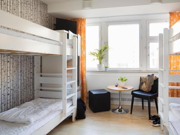 Slottsskogens Hostel : photo 1 de la chambre chambre quadruple Économique avec salle de bains commune