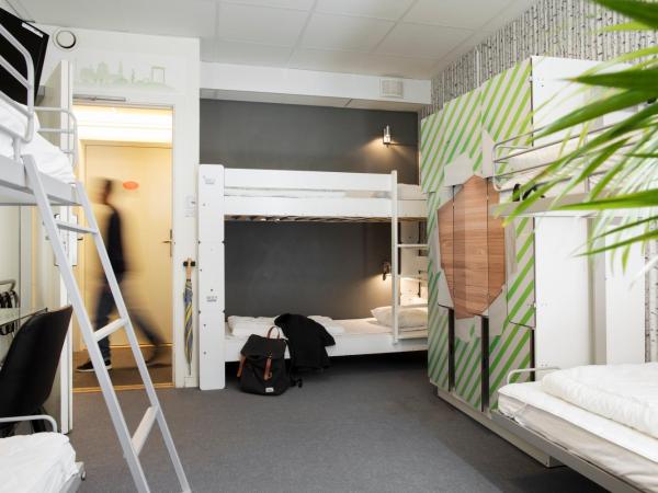 Slottsskogens Hostel : photo 2 de la chambre chambre familiale standard avec salle de bains commune (6 adultes)