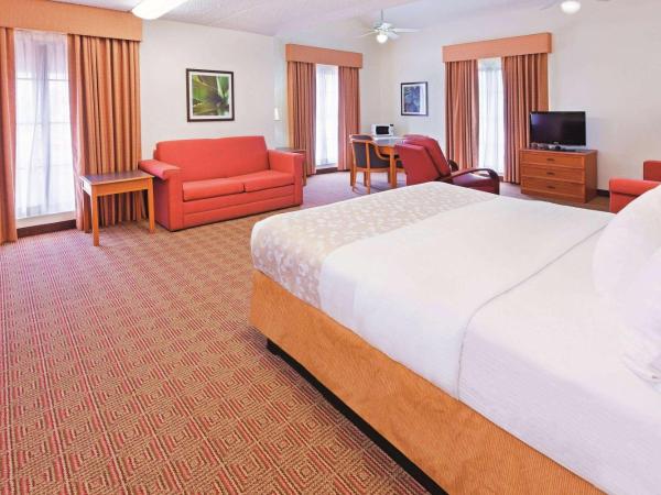 Super 8 by Wyndham San Antonio Near SeaWorld Ingram Park : photo 7 de la chambre chambre lit king-size deluxe - non-fumeurs