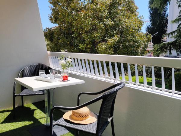 Hôtel Victoria : photo 7 de la chambre chambre double confort avec terrasse et vue sur le jardin