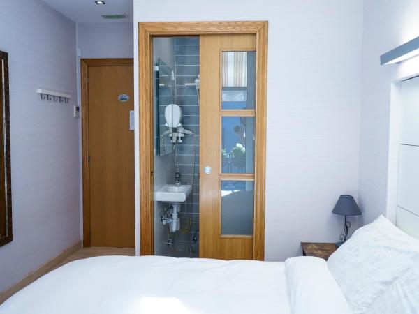 Pensión Easo : photo 8 de la chambre chambre simple avec salle de bains privative