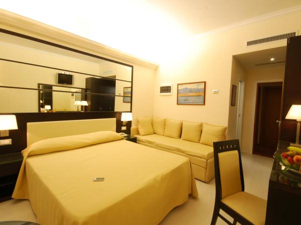 Hotel Caesar Paladium : photo 2 de la chambre chambre double supérieure avec lit d'appoint et vue sur la mer