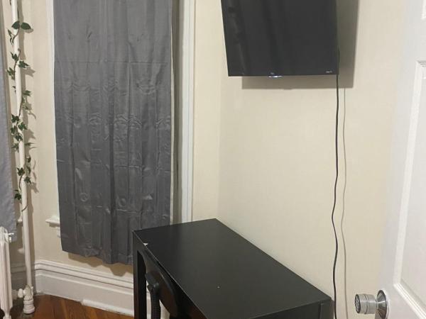 Hollywood Rentals LLC : photo 6 de la chambre chambre double avec salle de bains commune