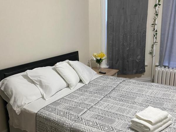 Hollywood Rentals LLC : photo 3 de la chambre chambre double avec salle de bains commune