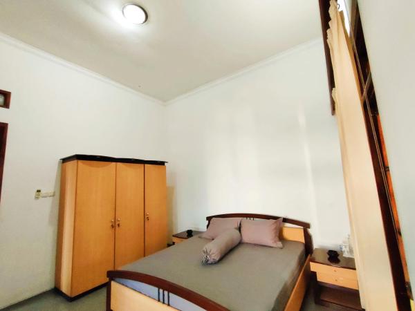 Ayodya Inn , Yogyakarta Lodging , Digital Nomads , Entrepreneurs Centre , CoWorking Space , CoLiving , Kost Lengkap , Exclusive Boarding House and Student Accommodation in Jogjakarta City Center ! : photo 6 de la chambre chambre double deluxe avec balcon
