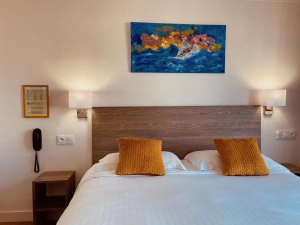 Hotel Courbet : photo 3 de la chambre chambre double ou lits jumeaux - vue partielle sur mer