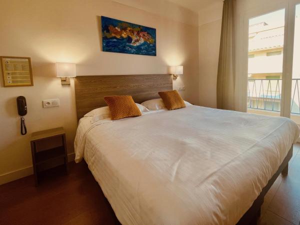 Hotel Courbet : photo 1 de la chambre chambre double ou lits jumeaux - vue partielle sur mer