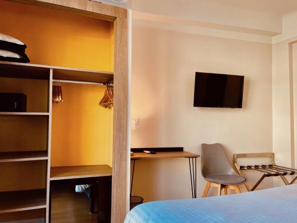 Hotel Courbet : photo 4 de la chambre chambre double ou lits jumeaux - vue partielle sur mer