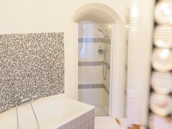 DEMEURE DES CORDELIERS avec parking privé : photo 5 de la chambre chambre lit king-size deluxe