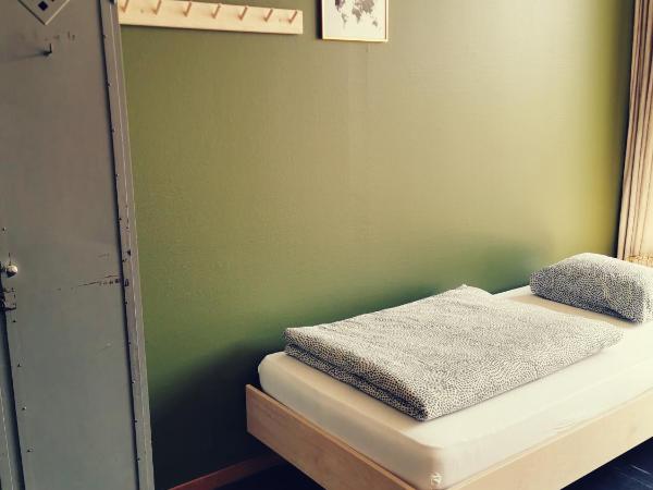 Backpackers Luzern : photo 6 de la chambre chambre triple Économique avec salle de bains commune