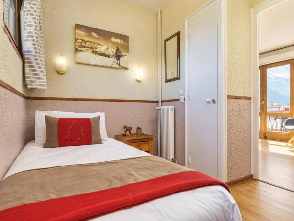 Chalet Hôtel La Sapinière : photo 2 de la chambre chambre triple – vue sur montagne
